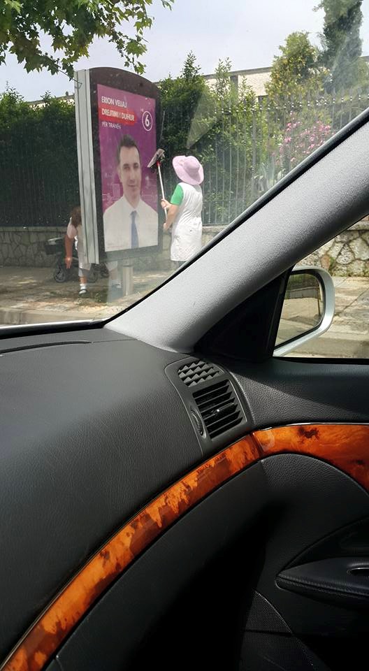 Erion Veliaj në punë, “share” postimet e Kryeministrit në fb