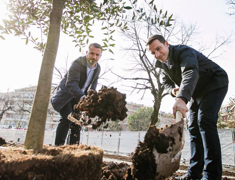 Erion Veliaj rikthen bahcen e Bashës në Sheshin Skenderbej
