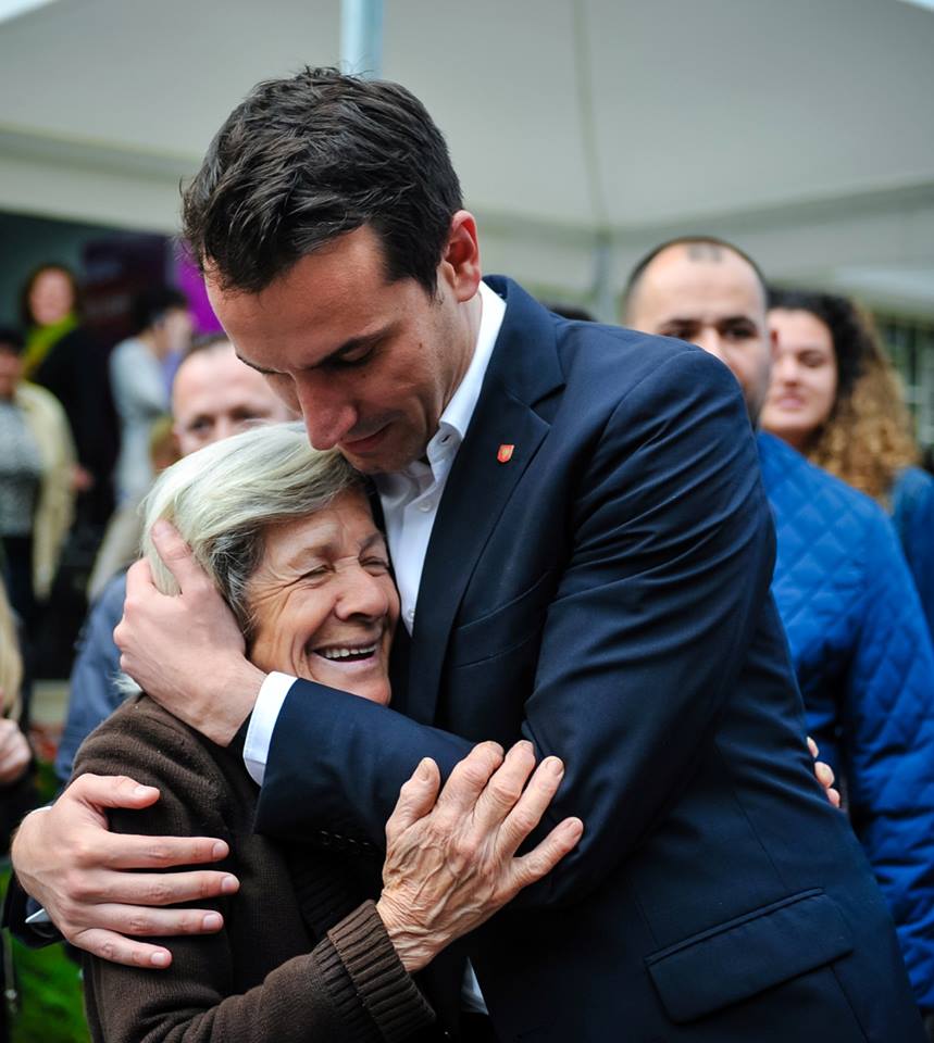 FOTOGALERI/Erion Veliaj, pse kaq shumë foto me të moshuar?