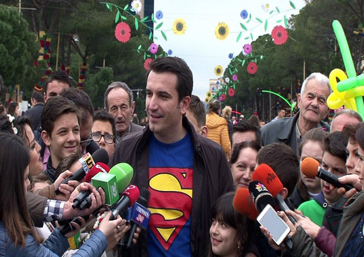 Lali Eri është Supermen apo SUPERMASHTRUES…?! Shkon e vjen në SHBA brenda ditës