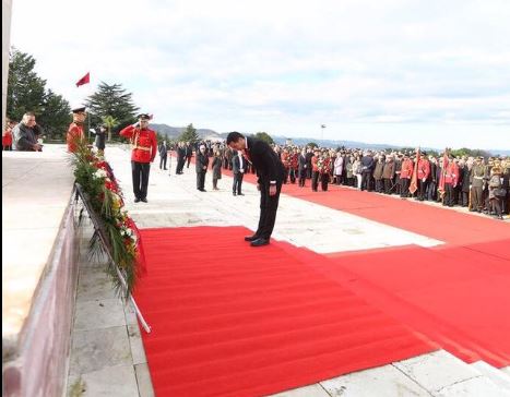 FOTOLAJM/Për cfarë tenderi i duhen Velisë votat e LSI-së