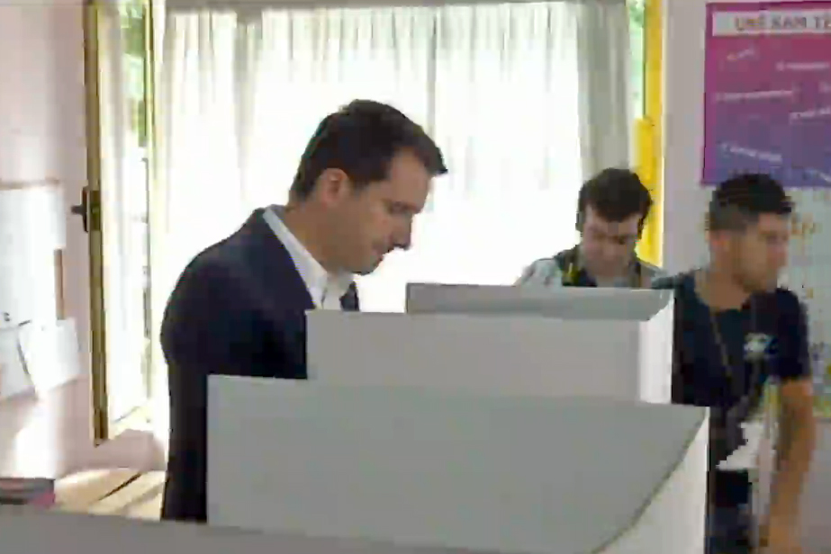 Erion Veliaj bën fushatë në dalje të qendrës së votimit