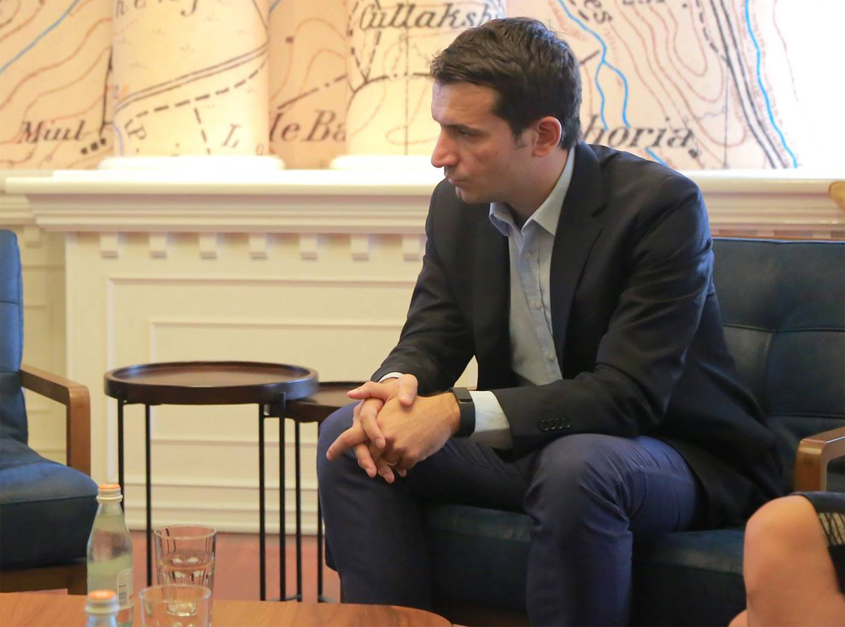 DETAJET/ Shpullat ndaj Erion Veliajt, shoqëruesi shpëtoi kryebashkiakun nga duart e gruas së larguar nga puna