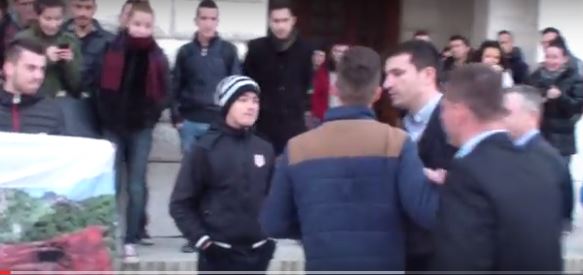 VIDEO/Publikohen pamjet e studentëve që përzunë nga sheshi Erjon Velinë