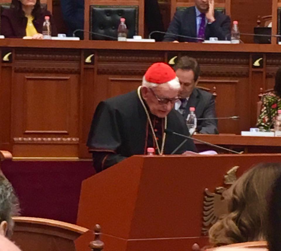 Kardinali Ernest Troshanit në Parlament: Përpiquni të mos humbni shpirtin