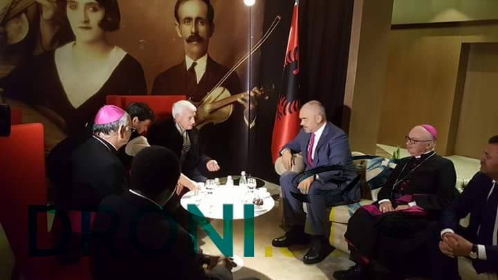 FOTO LAJM/ Kardinali Ernest Troshani “pajton” Edi Ramën me Tom Doshin