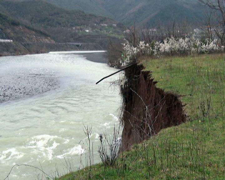 FOTO/ Denoncimi, erozioni dhe Rilindja “i kafshon” fshatit 30 ha tokë