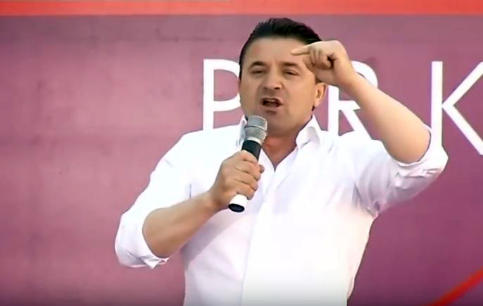 VIDEO RETRO/ Elvis Rroshi “orator i madh” flet pa letër…, fiks një vit më parë kur mbyllte fushatën