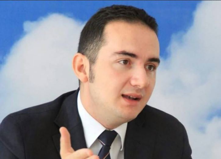 “Qeveria bie këtë javë”, cfarë shkruante Salianji