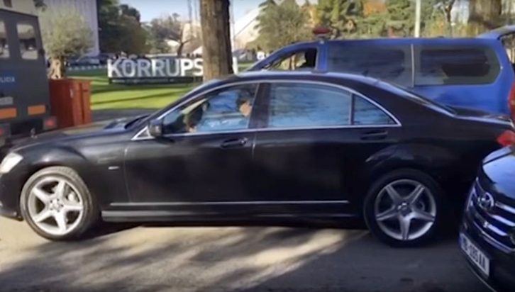 VIDEO/ Edi Rama kthehet në zyrë, shoqërohet nga një eskortë e madhe policie