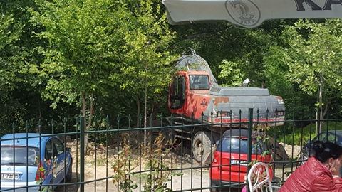 FOTO GALERI/ Parku i Liqenit Artificial vazhdon “të kafshohet” sërish, kush po gërmon këtë radhë?!