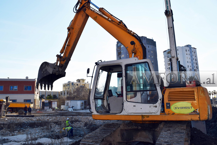 FOTO SKANDAL/ Ndërtimi i “Velierës” në Durrës, mbulohet muri rrethues i qytetit