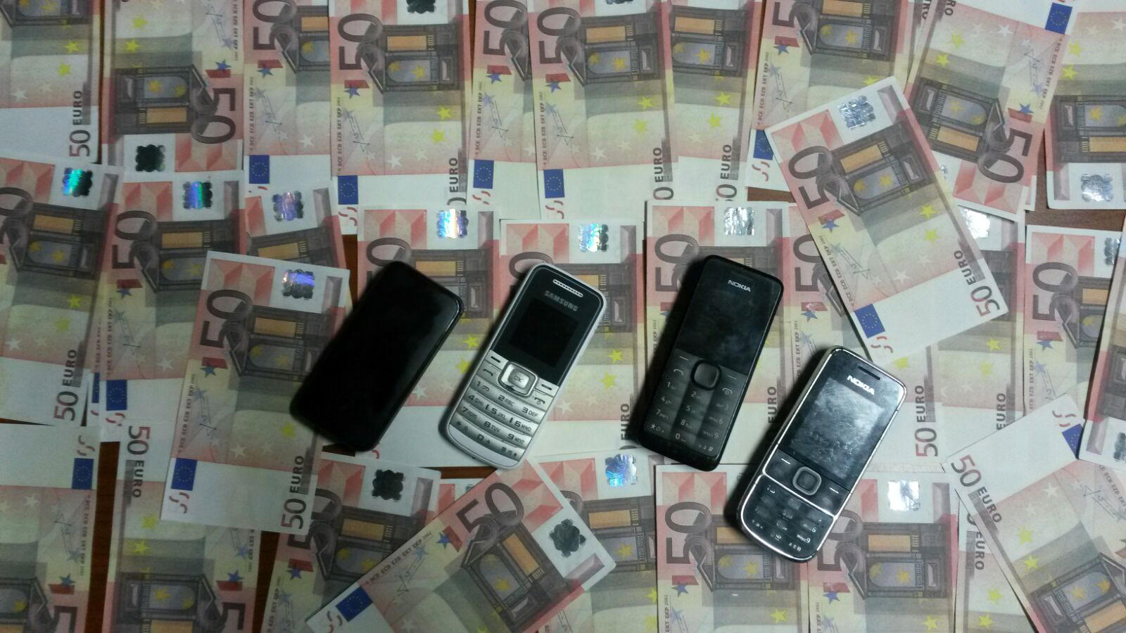 FOTO GALERI/ Zbulohet laboratori, prangosen tre falsifikatorët e kartëmonedhave euro