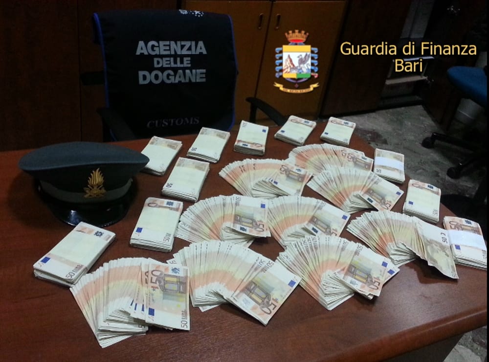 BARI/ Shqiptari, sa shumë para kishte ne valixhe