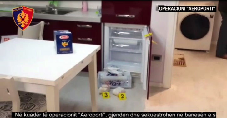 VIDEO/ Policia e Shtetit: Ja si dhe kujt iu gjetën eurot e fshehura në frigorifer