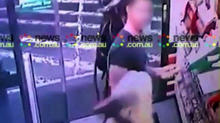 VIDEO/ Çmendet biondja seksi, me sëpatë në dorë futet në dyqan e masakron klientët