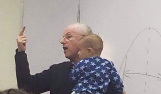 FOTO LAJM/ Studentes fillon t’i qajë fëmija në klasë, profesori surprizon me reagimin e tij