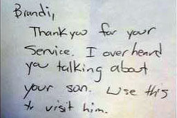 Kamerierja merr 200 stërlina bakshish, shpërthen në lotë kur pasi zbulon motivin