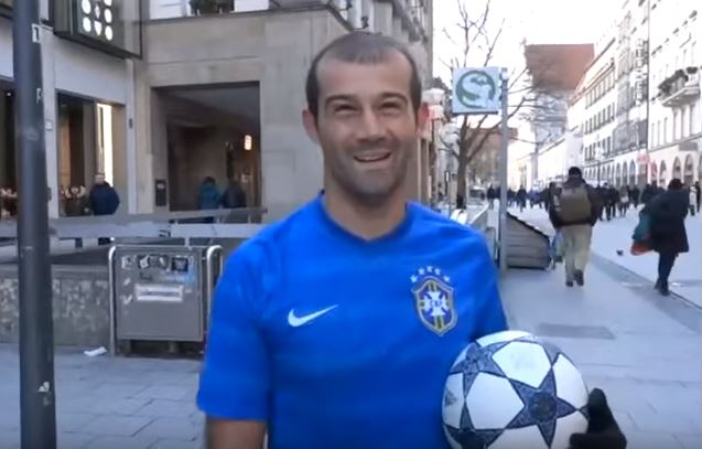 VIDEO/Fabian Duro, “balet” me top në pedonalen e Mynihut