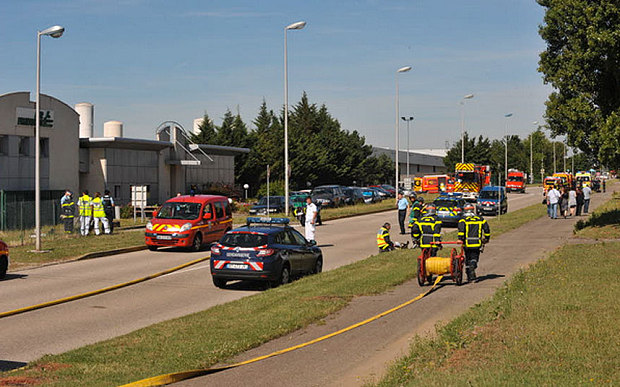 VIDEO & FOTO/ Francë, sërish sulm terrorist, eksploziv në një fabrikë gazi, një personi i pritet koka