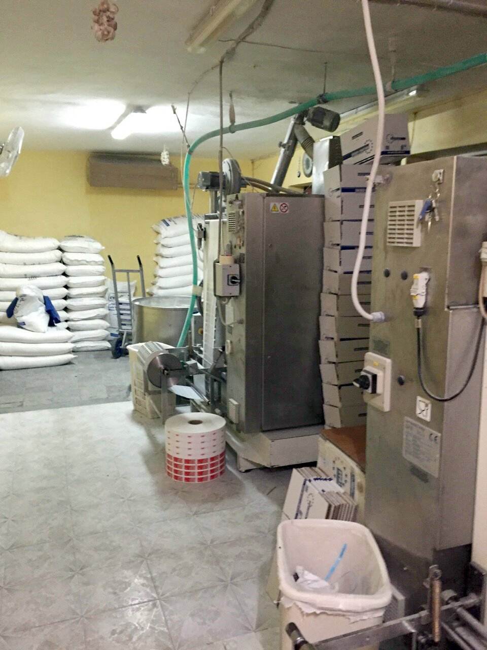 FOTO/ Tiranë, bllokohet fabrika e falsifikimit të ambalazhimit, sekuestrohen 800 kg kafe dhe  11.234 kg sheqer