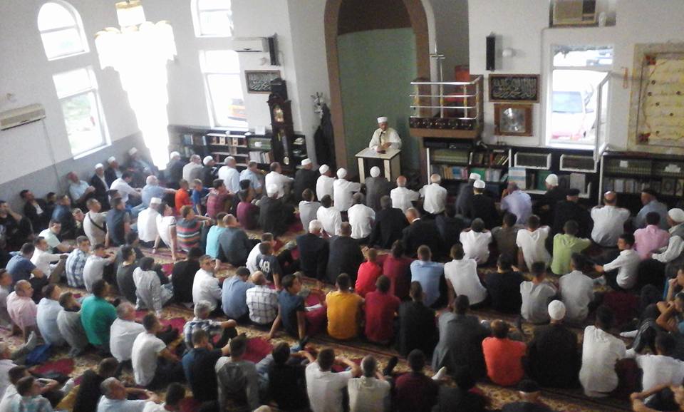 I vodhi çantën me 10 mijë euro besimtarit, 4 vjet burg për hajdutin e Xhamisë