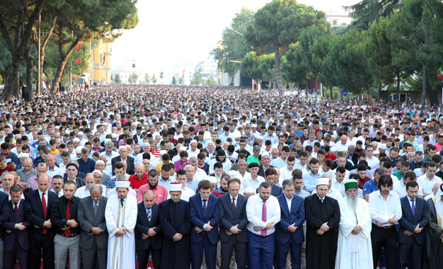 VIDEO/ Pamjet madhështore nga droni të faljes së Namazit të Bajramit në Tiranë