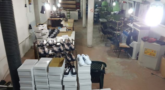 FOTO/ Ja fabrika që falsifikon atletet “Adidas” dhe “Nike”