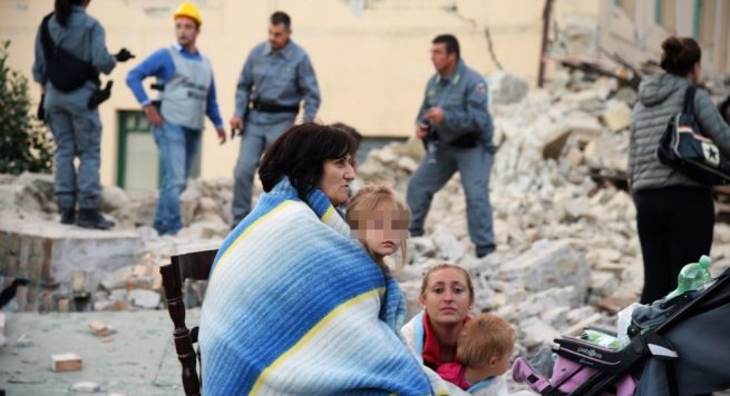 FOTO LAJM/ Familja shqiptare në rrënojat e tërmetit në Itali
