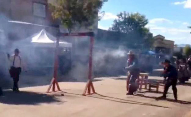 SPEKTAKLI FAR WEST/ SHBA, një aktor qëllon me fishekë të vërtetë, plagos kolegun dhe një spektatore