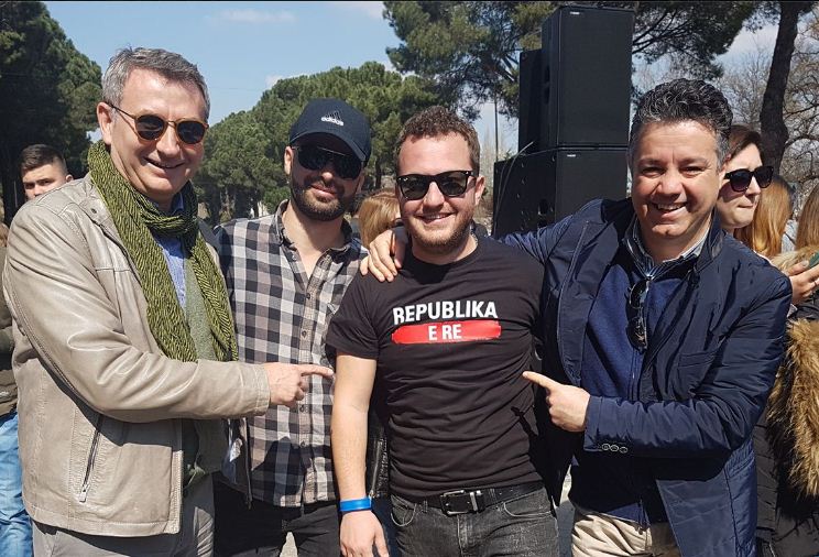 FOTO/Këngëtari i njohur vesh bluzen, Kadilli dhe Bozdo promovojnë “Republikën e Re”