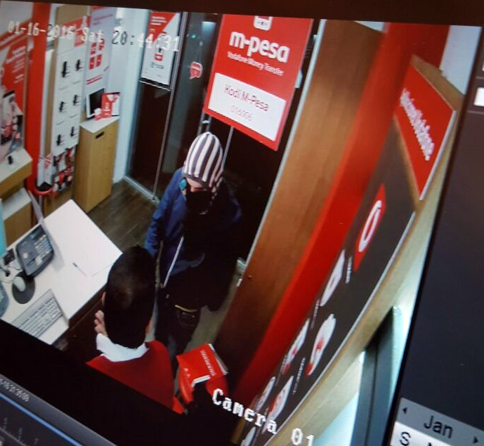 FOTO GALERI/ Ja autori i grabitjes së dyqanit të kompanisë celulare dhe “mjetet e tij të punës”