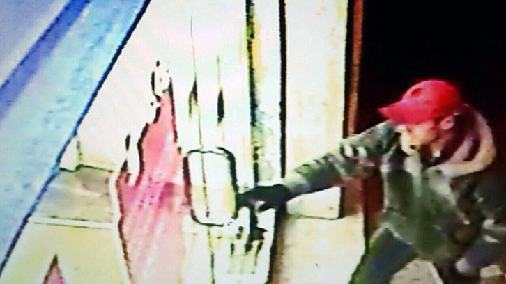 FOTO & EMRI/ Arrestohet grabitësi i dyqanit të celularëve