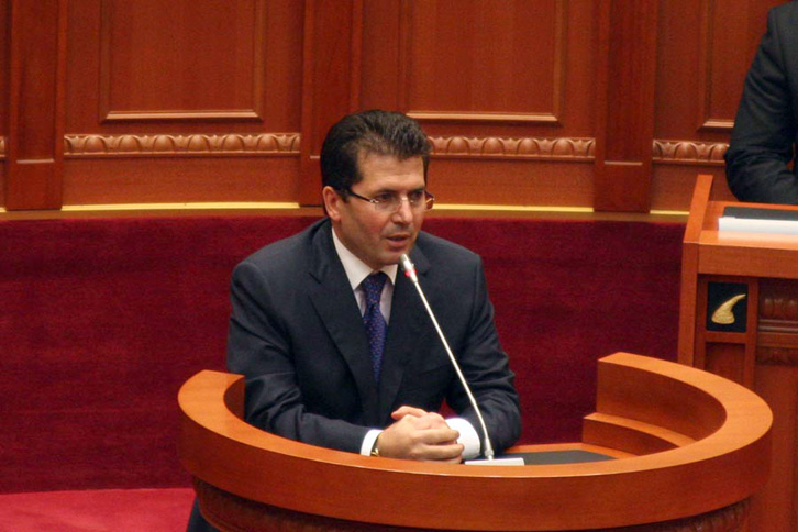 Mediu: Rama gomari më i madh në sallën e Kuvendit