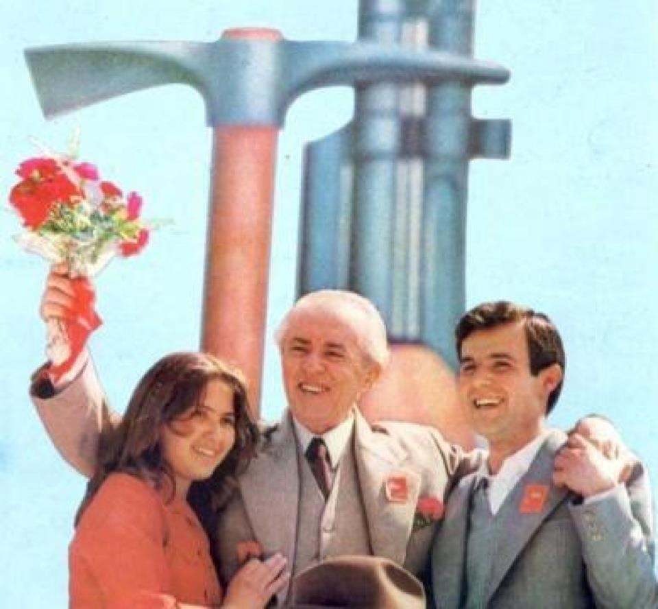 Gjendet vajza në foto me Enver Hoxhën dhe Fatmir Xhafaj