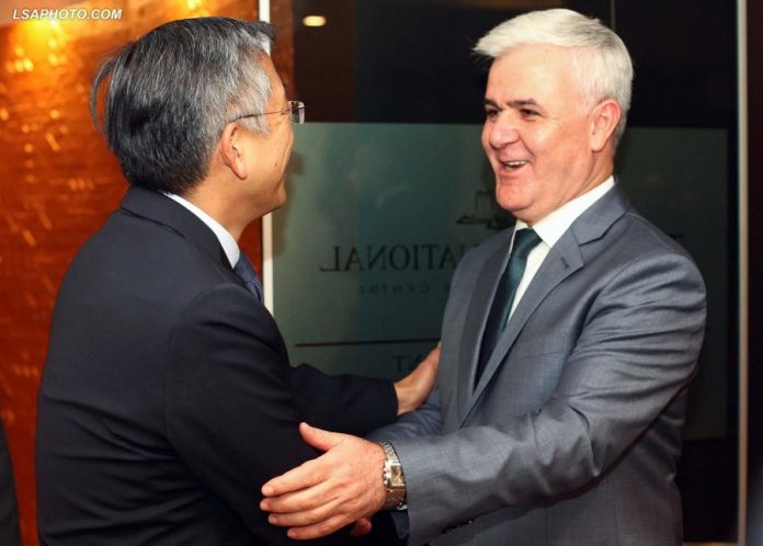 KRIZA POLITIKE/ Vlahutin, Bochard dhe Lu, takim me ministrin Xhafaj