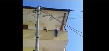 VIDEO/ Tiranë, momente të frikshme, 3-vjeçari mbetet i varur në ballkon