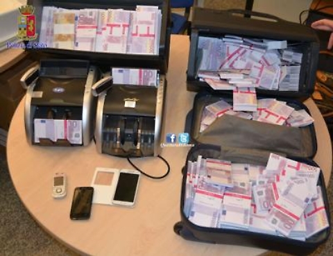 Taksisti gjen çantën me 187 mijë $, e pabesueshme kujt i kishte humbur