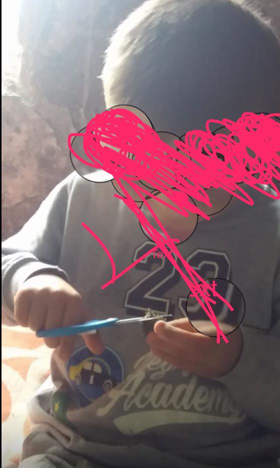 FOTO/Ky fëmijë po pastron hashash