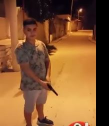 VIDEO/Një fëmi qëllon me pistoletë në mes të Vlorës