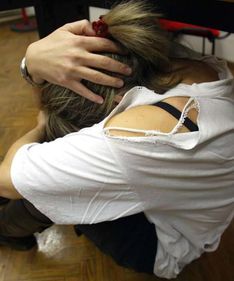 Itali, arrestohet shqiptari 44-vjeçar, përdhunonte dhe rrihte gruan në sy të fëmijëve të mitur