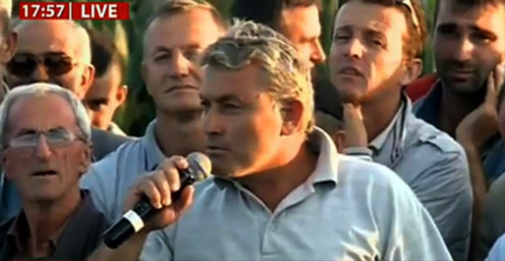 VIDEO/ Fermerit i ka vdekur babai, Rama “e këshillon” si të ndajnë tokën