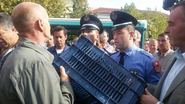 Shesin mollë pa kupon tatimor, arrestohen fermerët që protestuan para Parlamentit
