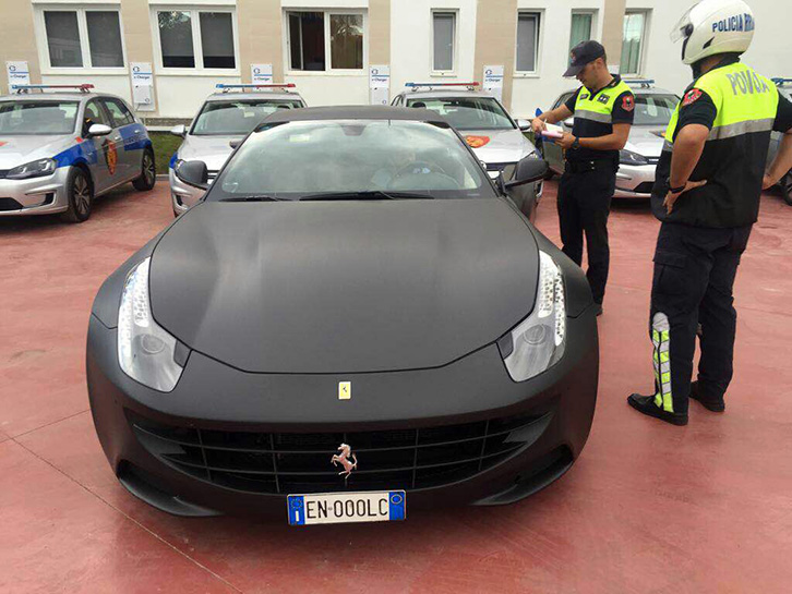 FOTO/ Tiranë, policia show, gjobit “Ferrarin” sot për shkeljen që kishte bërë dje