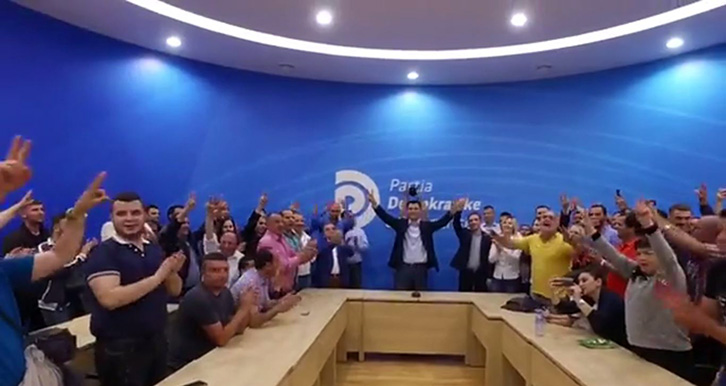 VIDEO/ Nga çadra e protestës, festë te Selia e PD