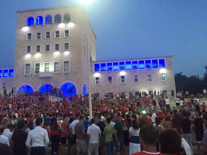 “Nënë Tereza”, Tirana feston tri pikët me Serbinë