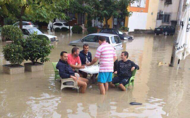 FOTO LAJM/ Duke sfiduar përmbytjet…!