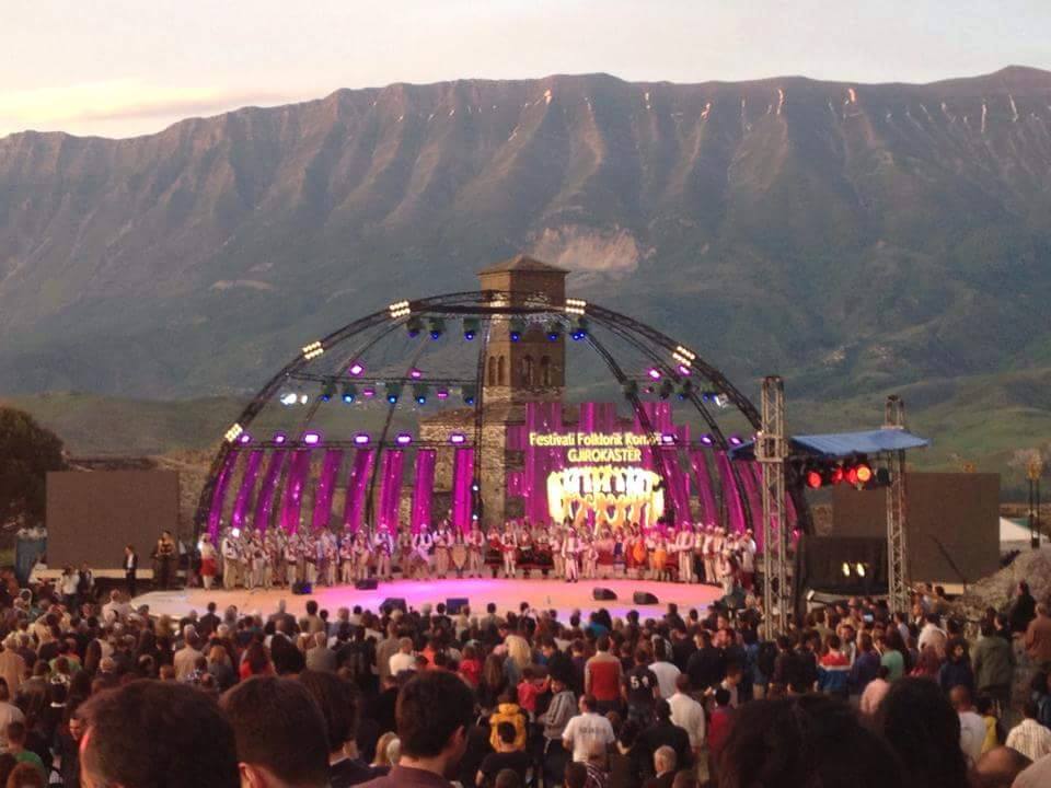 FOTO LAJM/ Skena e Festivalit të Gjirokastrës me ngjyrën mavi të Rilindjes
