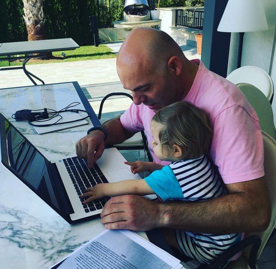 Pamje emocionuese, shikoni çfarë bën vajza e Blendi Fevziut kur e sheh atë në TV