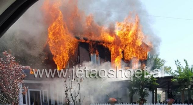 Flakët e një zjarri masiv përfshijnë një lokal në Tiranë